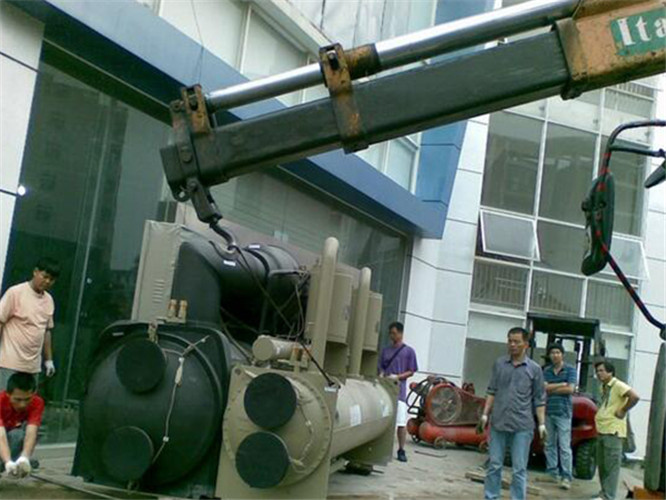 乳源随车吊和汽车吊的核心区别是什么？哪种更省钱？